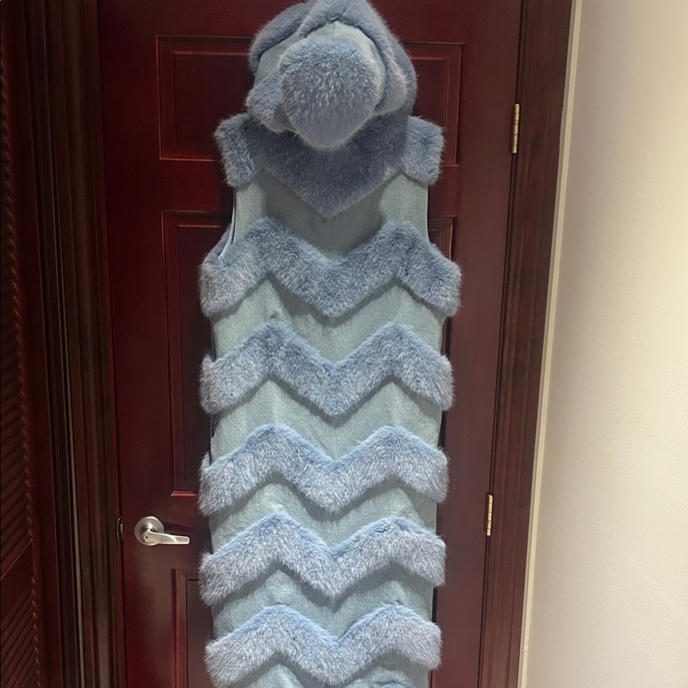 Women's Blue Faux Fur Vest - Picture 4 of 9